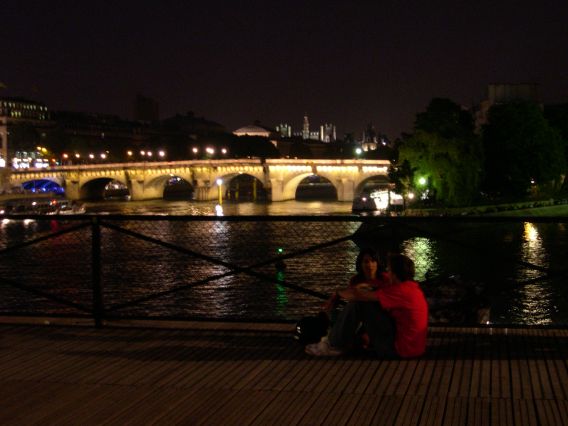  jeunes gens assis sur le Pont des Arts